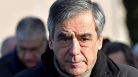 L'ancien Premier ministre François Fillon après avoir déposé des couronnes sur la tombe de l'ancien ministre français de la Défense et mentor politique de Fillon, Joël Le Theule, au cimetière de Sable-sur-Sarthe, dans le nord-ouest de la France, le 11 décembre 2022.