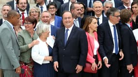 François Hollande posant pour la première photo de famille des socialistes à l'Assemblée, le 9 juillet 2024