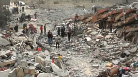 Les Palestiniens inspectent les dommages causés à un bâtiment dans la ville de Nuseirat, dans le centre de la bande de Gaza, le 18 avril 2024, alors que les combats se poursuivent entre Israël et le groupe militant du Hamas.