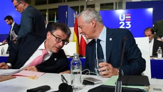 Le ministre italien de l'Économie et des Finances Giancarlo Giorgetti s'entretient avec son homologue français Bruno Le Maire lors d'une réunion informelle des ministres de l'Économie et des Finances de l'UE à Saint-Jacques-de-Compostelle, le 15 septembre 2023, dans le cadre de la présidence espagnole du Conseil de l'Union européenne.