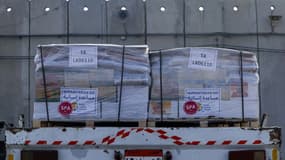 De l'aide humanitaire stockée à proximité du point de passage de Kerem Shalom à Rafah, mai 2024