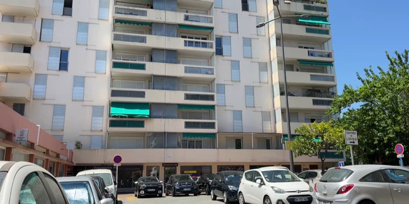 Un immeuble de Cannes dans lequel un homme de 33 ans a assené des coups de couteau à son beau-père avant de le poursuivre dans la rue mercredi 10 juillet 2024.