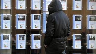 Un homme examinant les petites annonces immobilières