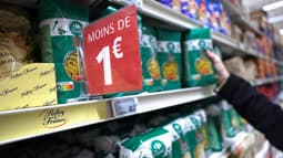 Inflation: une étiquette avec un prix pour des pâtes dans un rayon de supermarché (illustration)