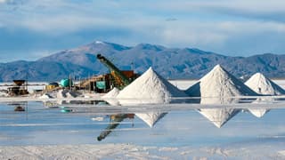 Le lithium, ce métal alcalin aujourd'hui qualifié de nouvel « or blanc », est exploité dans deux types de gisements : des saumures et des minerais de spodumène.