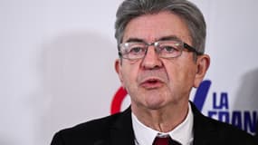 Jean-Luc Mélenchon s'exprime lors d'une conférence de presse, à Paris le 18 janvier 2024.