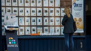 Une femme regardant des annonces immobilières.