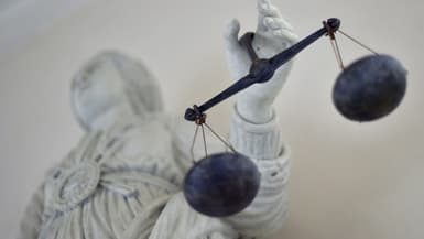 La balance d'une statue de la déesse de la Justice.
