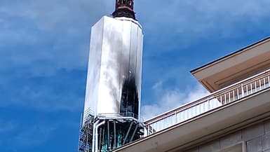 La flèche de la cathédrale de Rouen en feu le 11 juillet 2024.