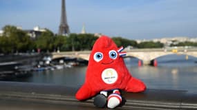 La mascotte des JO de Paris 2024 prise en photo sur le Pont Alexandre-III, au-dessus de la Seine, le 16 août 2023 à Paris