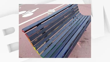 Le banc des fiertés a été repeint en noir, a dénoncé le collectif Phoenix Queer, à Dieppe (Seine-Maritime) ce lundi 8 juillet