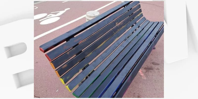 Le banc des fiertés a été repeint en noir, a dénoncé le collectif Phoenix Queer, à Dieppe (Seine-Maritime) ce lundi 8 juillet