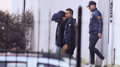 Le joueur de rugby Oscar Jegou est escorté par la police argentine le 11 juillet 2024