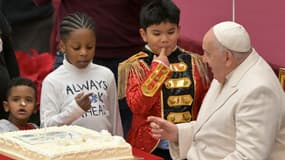 Le pape Français fête ses 87 ans avec des enfants venus d'une clinique pédiatrique gérée par le Saint-Siège, au Vatican, le 17 décembre 2023