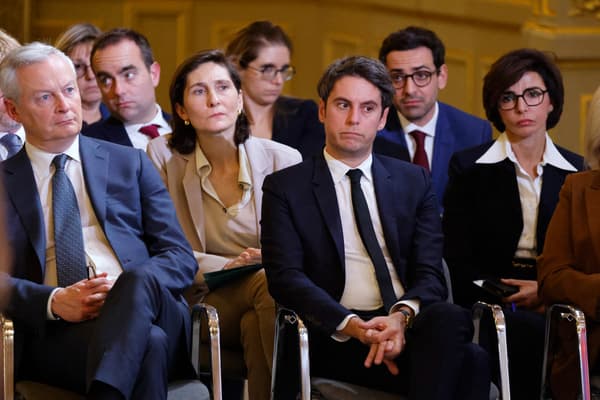 Le Premier ministre Gabriel Attal et des membres du gouvernement, le 16 janvier 2024, lors d'une conférence de presse à l'Elysée.