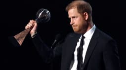 Le prince Harry, recevant le Pat Tillman Award lors des ESPY Awards au Dolby Theatre le 11 juillet 2024 à Hollywood.