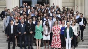 Les députés de la France insoumise sur les marches de l'Assemblée nationale, le 21 juin 2022.