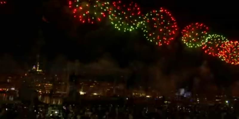 Les images du feu d'artifice de Marseille, sur le Vieux-Port pour le 14-Juillet 2023.