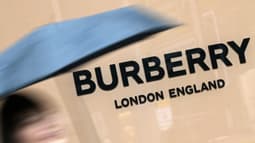 Des piétons passent devant la devanture d'une boutique Burberry, à Londres, en 2022.