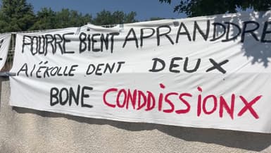 Une banderole déployée devant l'école de Mison (Alpes-de-Haute-Provence) le jeudi 27 juin 2024 pour réclamer l'ouverture d'une nouvelles classe.