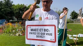 Un agriculteur participant à un mouvement social organisé par la FDSEA des Alpes-de-Haute-Provence en installant des panneaux sur les ronds-points du département le mercredi 19 juin.