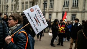 Des manifestants lors d'un rassemblement organisé par les syndicats d'enseignants sur les salaires et les conditions de travail, à Lyon (Rhône), le 1er février 2024.