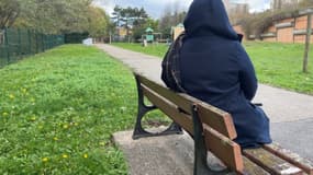 Sur un banc, Marie raconte auprès de BFM Lyon les violences dont elle a été victime. 