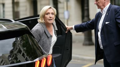 Marine Le Pen arrive au siège du Rassemblement national (RN), le 8 juillet 2024 à Paris