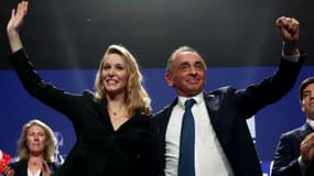 Marion Maréchal(G), tête de liste du parti Reconquête! aux Européennes et le président de la formation Eric Zemmour, le 10 mars 2024 en meeting à Paris