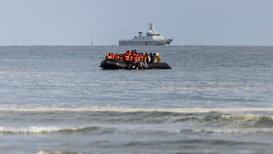 Des migrants montent à bord d'un bateau de passeurs pour tenter de traverser la Manche, sur la plage de Gravelines, près de Dunkerque, dans le nord de la France, le 26 avril 2024.