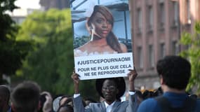 Le frère de Naomi Musenga, Gloire Musenga, brandit une grande photo de sa soeur avec l'inscription "Justice pour Naomi, pour que cela ne se reproduise plus" lors d'une marche silencieuse le 16 mai 2018 à Strasbourg.