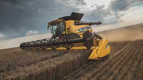 Une New Holland CR10.90 en action.