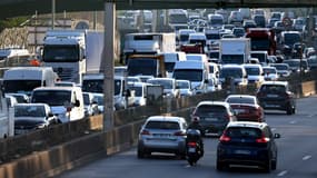 Cette photographie prise le 5 novembre 2020 montre des véhicules circulant sur le périphérique parisien.