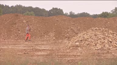 Photo de la méga-bassine en construction à Priaires dans les Deux-Sèvres le 31 août 2023.