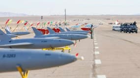 Photo fournie le 5 janvier 2021 par l'armée iranienne montrant des drones lors d'une inspection avant un exercice militaire