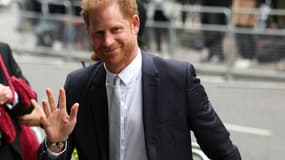 Le prince Harry sortant de la Haute Cour de Londres à l'issue de sa deuxième journée d'audience, ce mercredi 7 juin 2023.