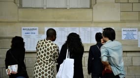 Professeurs et lycéens regardent les résultats du bac au lycée Voltaire à Paris, le 4 juillet 2023