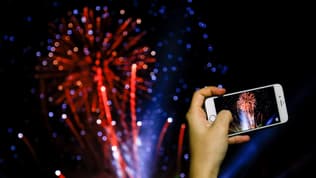 Une femme photographie le feu d'artifice du Nouvel An à Barcelone (Espagne) le 31 décembre 2016 (photo d'illustration)