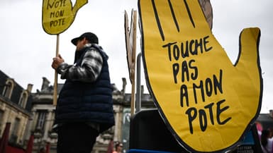 Des pancartes "Touche pas à mon pote", logo de SOS Racisme, et "vote mon pote" lors d'une manifestation le 23 juin 2024 à Bordeaux (Gironde).