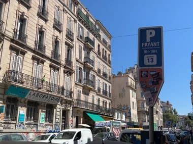 Un panneau de stationnement payant à Marseille. 