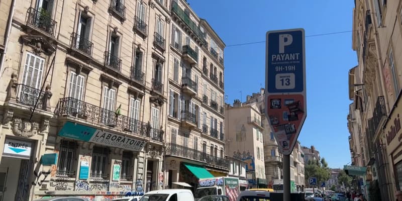 Un panneau de stationnement payant à Marseille. 