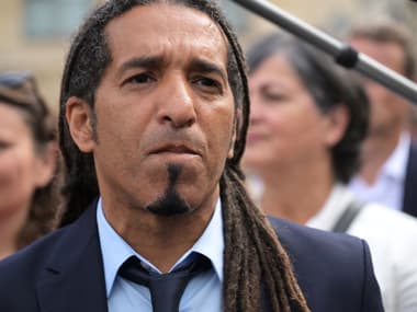 Steevy Gustave, député français nouvellement élu du parti politique des écologistes (EELV) de la coalition de gauche « Nouveau Front populaire » (Nouveau Front populaire - NFP), arrive à l'Assemblée nationale française à Paris le 9 juillet 2024, après le second tour des élections législatives françaises.