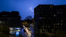 Un éclair lors d'un orage à Lille, dans le nord de la France, le 8 avril 2024.