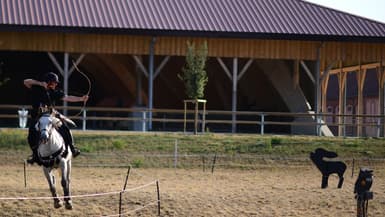 Un homme participe à une compétition de tir à l'arc à cheval à Lamotte-Beuvron, au sud de Paris, le 25 juillet 2019. Photo d'illustration