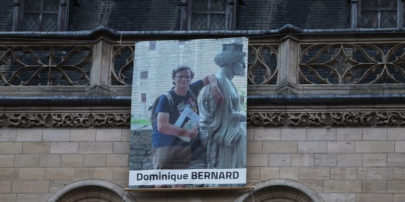 Un portrait de Dominique Bernard lors de ses obsèques sur la mairie d'Arras le 19 octobre 2023