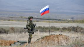 Un soldat de la paix russe patrouille au point de contrôle à l'extérieur d'Askeran, le 20 novembre 2020. Photo d'illustration