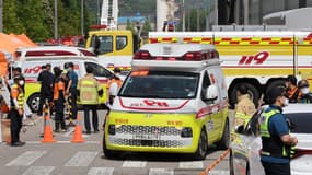 Une ambulance après l'incendie d'une usine à Hwaseong (Corée du Sud).