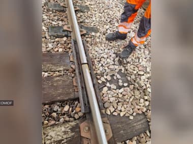 Une éclisse manquante sur le tramway T13 en Ile-de-France. 