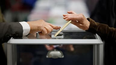 Une électrice vote à l'occasion des élections européennes, au Touquet (Pas-de-Calais), le 9 juin 2024.