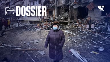 Une femme devant un immeuble détruit de Kiev, le 25 février 2022, après le lancement de l'invasion russe en Ukraine.